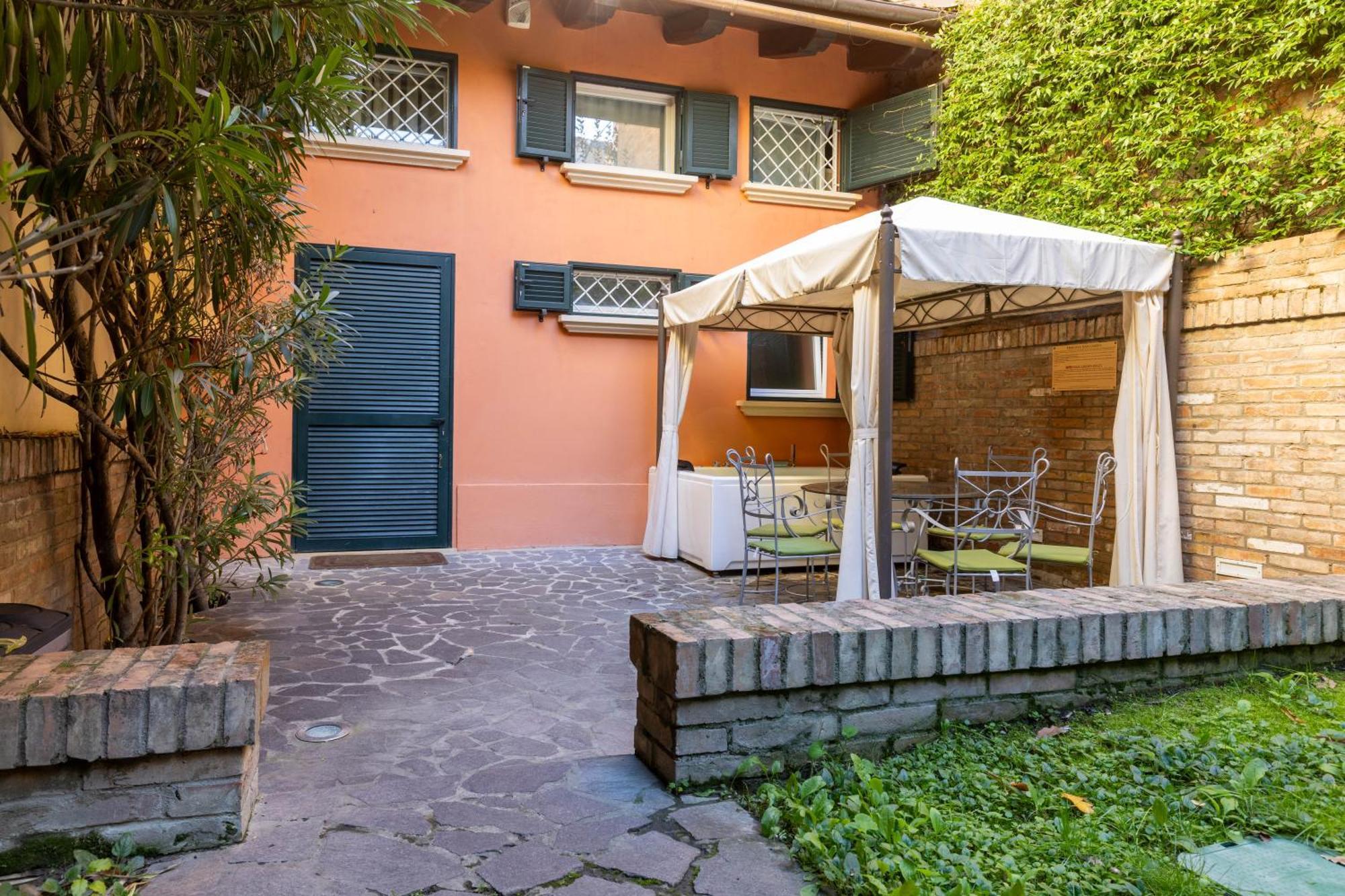 Bolognaroomscom - Isaia Garden Private Garden Spa Bath — Photos 1